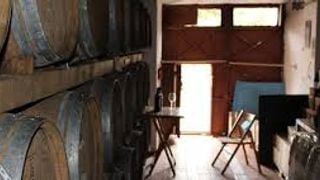 Degustação na Caverna Tuff: Uma Jornada de Vinho e História