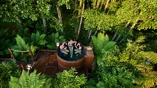 Bain à remous relaxant en forêt