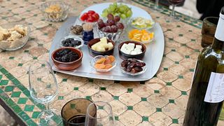 Discussion sur le vin dans la salle de dégustation de Pambos