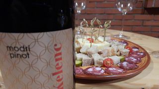 Trois types de dégustation de vins avec des amuse-gueules locaux