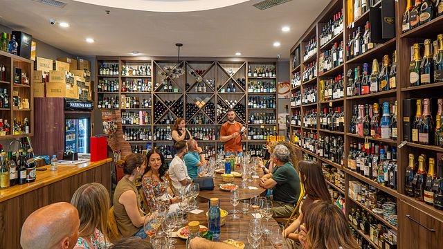 Goûtez à l'Espagne à Malaga : Dégustation de 5 vins et tapas gourmandes
