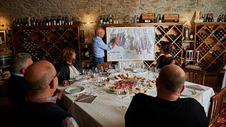 Degustação de vinhos com harmonização de comidas locais
