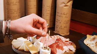 Weinprobe in der Nähe des Turiner Königspalastes in einer musikinspirierten Enoteca