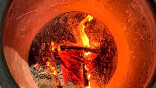 Brot backt im Lehmofen