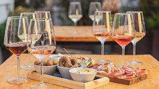 Cata de vinos en una vinoteca tradicional de Locorotondo