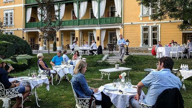 Cata de vinos y visita a la Bodega Carastelec
