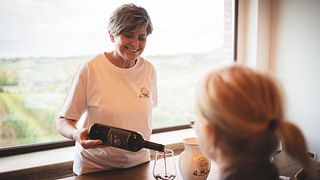 VINGÅRD, VINGÅRDSRUNDTUR OCH PROVNING AV 6 VINER PÅ LE BERNE I MONTEPULCIANO