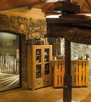 Pranzo e cena presso Monti Rossi Etna Wines