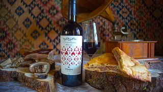 Degustação de vinhos populares na adega Tchrebalo