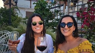 Explora los vinos griegos y la vida nocturna en Atenas