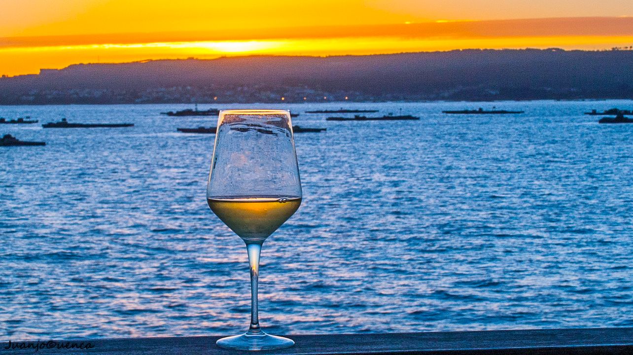 Exclusiva visita privada de Albariño con 2 visitas a bodegas y almuerzo a bordo de un barco pesquero clásico 