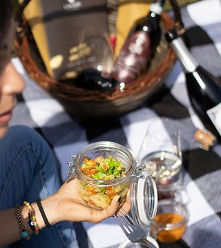 Montalcino: Weinbergpicknick mit einer Flasche Wein