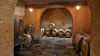 Weinprobe aus Fässern in der Cascina Orizzonte