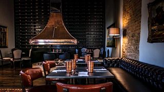 Dégustation de vins dans le magnifique salon de dégustation sur mesure