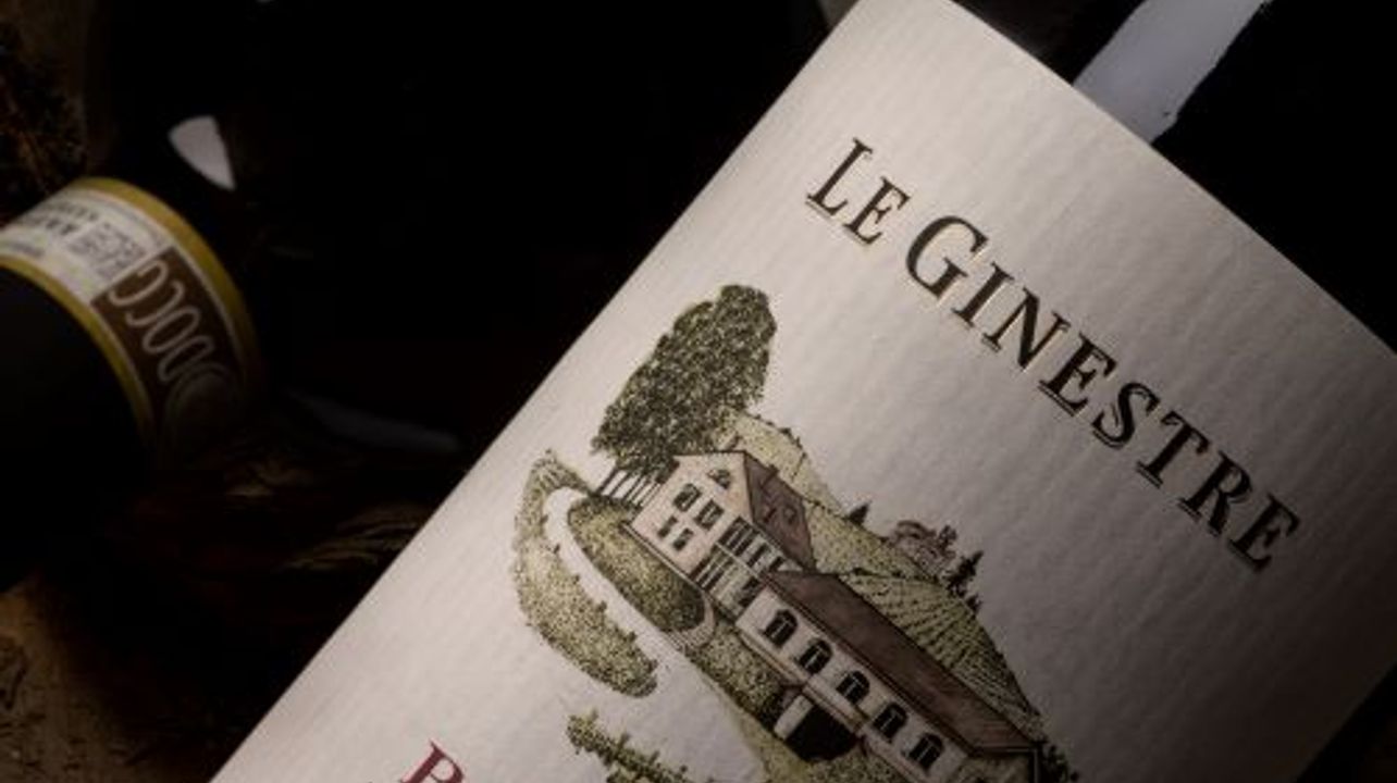 Välkommen: Provsmakning av 3 viner, 1 Barolo Docg Sottocastello di Novello och 2 viner valda av kunden mellan Langhe Doc Nebbiolo, Barbera d'Alba Doc, Roero Arneis Docg