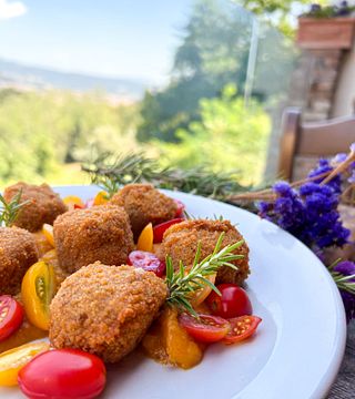DEGUSTAZIONE DI 5 VINI TOSCANI E PIATTO DELLA CUCINA TRADIZIONALE TOSCANA CON UN PANORAMA MOZZAFIATO 