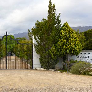 Bed & Breakfast mit Blick auf die Berge und Weinberge im Le Manoir De Brendel