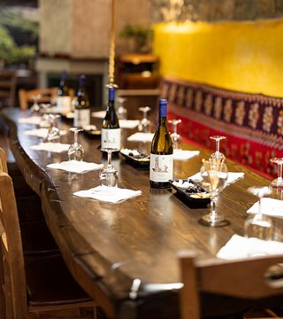 Weinprobe in den Weinbergen des Weinguts Liakou