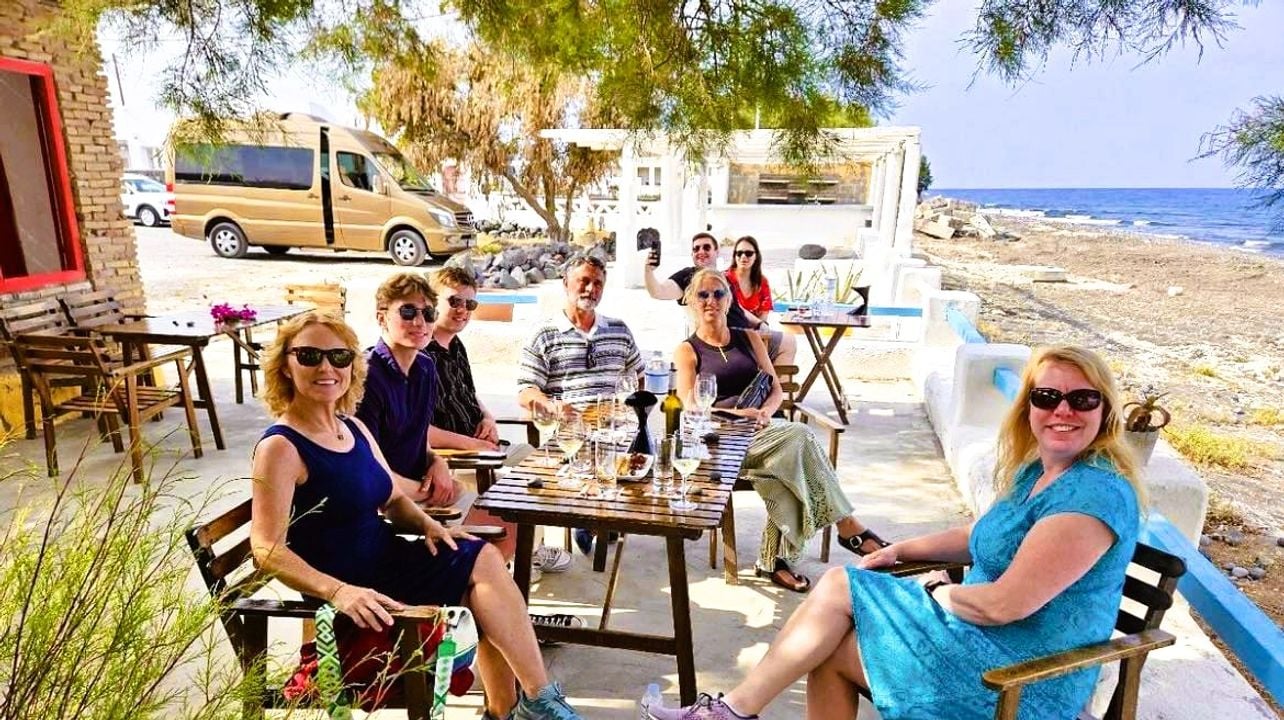 Histórias de vinhos de Santorini: excursão diurna com degustação e almoço
