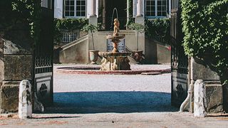 Degustazione di vini di prestigio e visita della tenuta al castello di Paraza