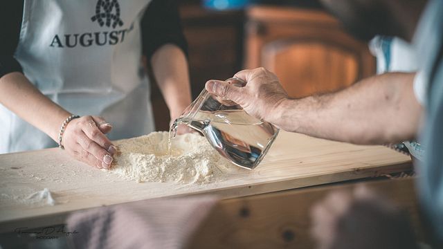 Pizza zubereiten auf dem Biobauernhof | Weintour bei Augustali 