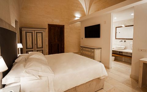 Séjournez et détendez-vous dans la confortable suite Negroamaro du domaine viticole Torleanzi 