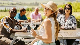 Weinprobe auf der Terrasse des Cavalli Estate