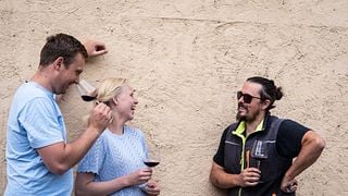 Degustazione di vini nella cantina Robert König