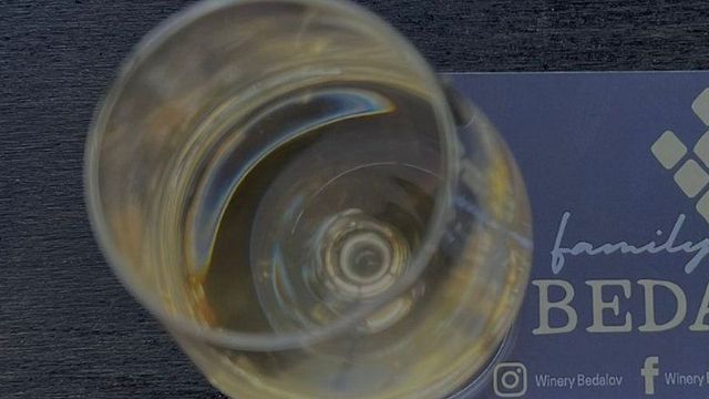 Carta de vinhos refrescante Summer Lights na vinícola familiar Bedalov