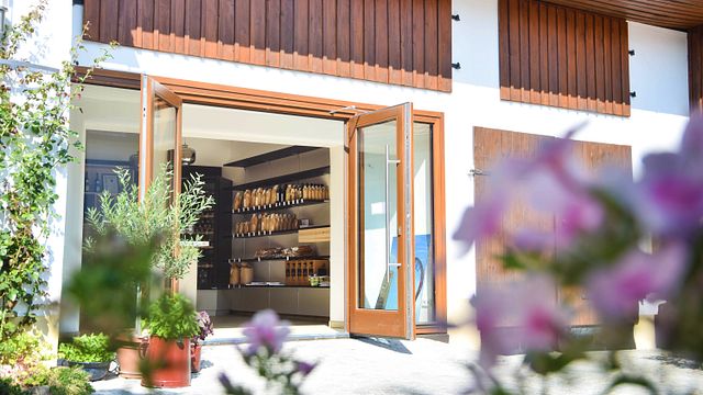Degustazione di vini con stuzzichini fatti a mano presso l'azienda vinicola biologica Widerna