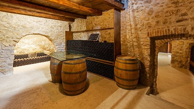 Experiência gastronômica e vinícola: tour de vinhos e almoço ou jantar com 4 pratos de produtos sazonais harmonizados com 7 vinhos. 