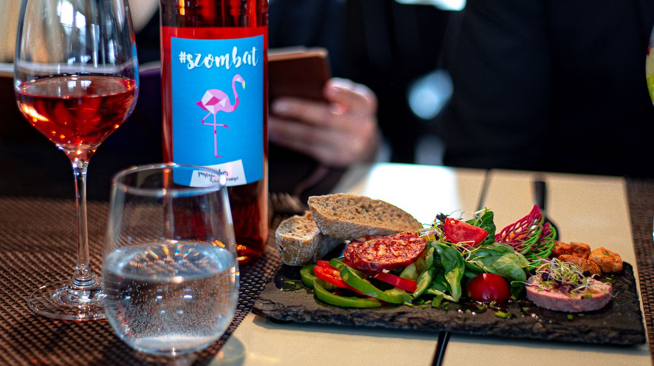 Budapest : croisière avec dîner et vin accompagné de musique folklorique en direct