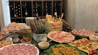Tour e degustação de vinhos com petiscos locais na Cantina Meroni