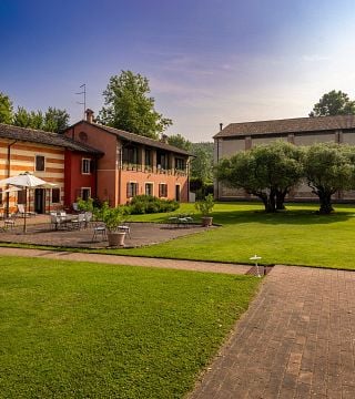 Cata de vinos y visita a la Bodega Musella & Country Relais