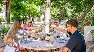 Petit déjeuner dans le jardin moderniste de Cava Rovellats