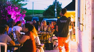 Ein Abendessen im Weinberg des Château de Cranne