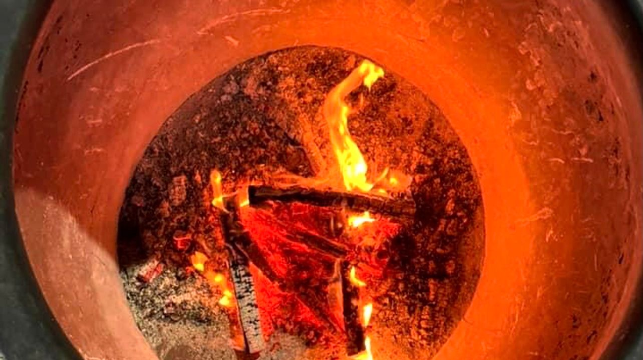 Pão assando em forno de barro
