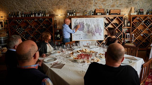 Degustazione di vini con abbinamenti gastronomici locali
