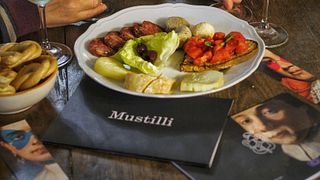 Dreifacher Kelch („Le Selezioni“) und Verkostung typischer lokaler Produkte in der Cantine Mustilli