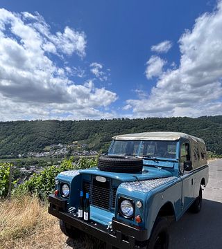 Weinerlebnistour mit einem Oldtimer-Land Rover in der Villa Hüsgen