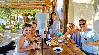 Tour della cantina e degustazione di vini presso la cantina Karimalis a Ikaria