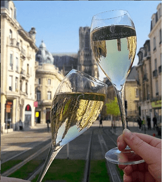La sciabolata dello champagne a Pol Couronne