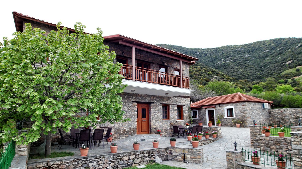 Soggiorno in una sistemazione tradizionale presso l'azienda vinicola Tsikrikonis
