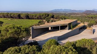 Assaggia 9 vini nel cuore dei vigneti dell'Empordá presso l'azienda vinicola Terra Remota