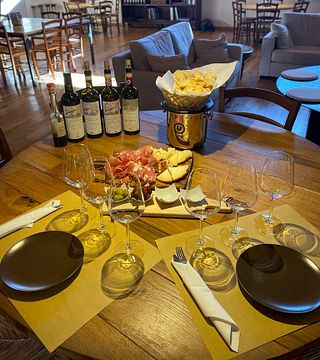 Visita, cata de vinos y embutidos y quesos toscanos | Castello Monterinaldi