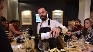Descubriendo los sabores griegos: ¡únete a la mejor cata de vinos en Atenas!