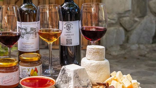 Dégustation de vins avec fromages et confitures locales