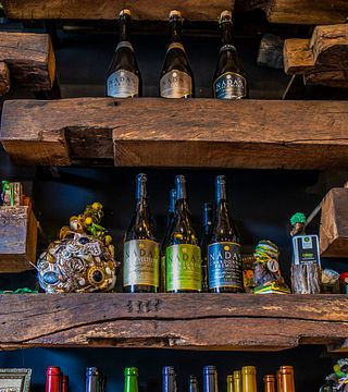 Degustazione di vini in una piccola e accogliente azienda vinicola a conduzione familiare vicino a Budapest