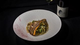 L'esperienza di degustazione di vini e abbinamenti gastronomici di Assyrtiko Lovers presso l'azienda vinicola Artemis Karamolegos