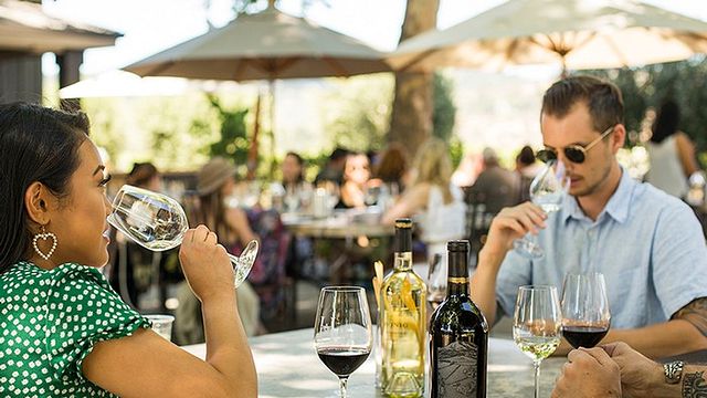 Degustazione classica presso il vigneto e la cantina Honig